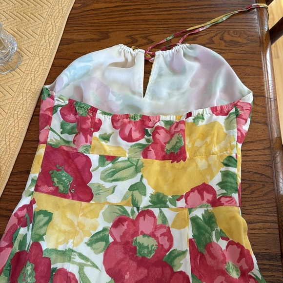 Silk dress lined in polyester. Zips on the side seam. - Picture 2 of 4